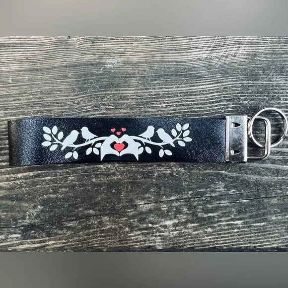 Black Keychain with Family and Heart Design - Picture 2 of 2